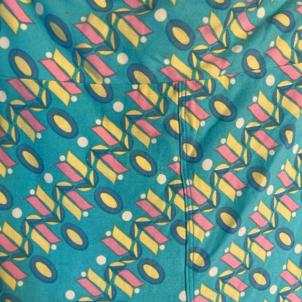 20% off 3+ items very cute pink and aqua leggings in Tall & Curvy. NEVER WORN!